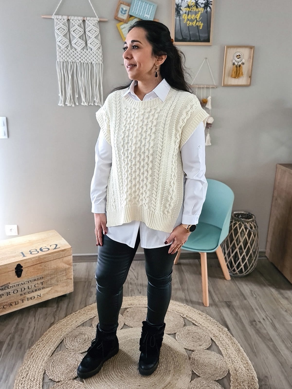 Comment porter un pull bleu marine avec une chemise blanche pour un style  relax au printemps (4 tenues et looks) | Lookastic France